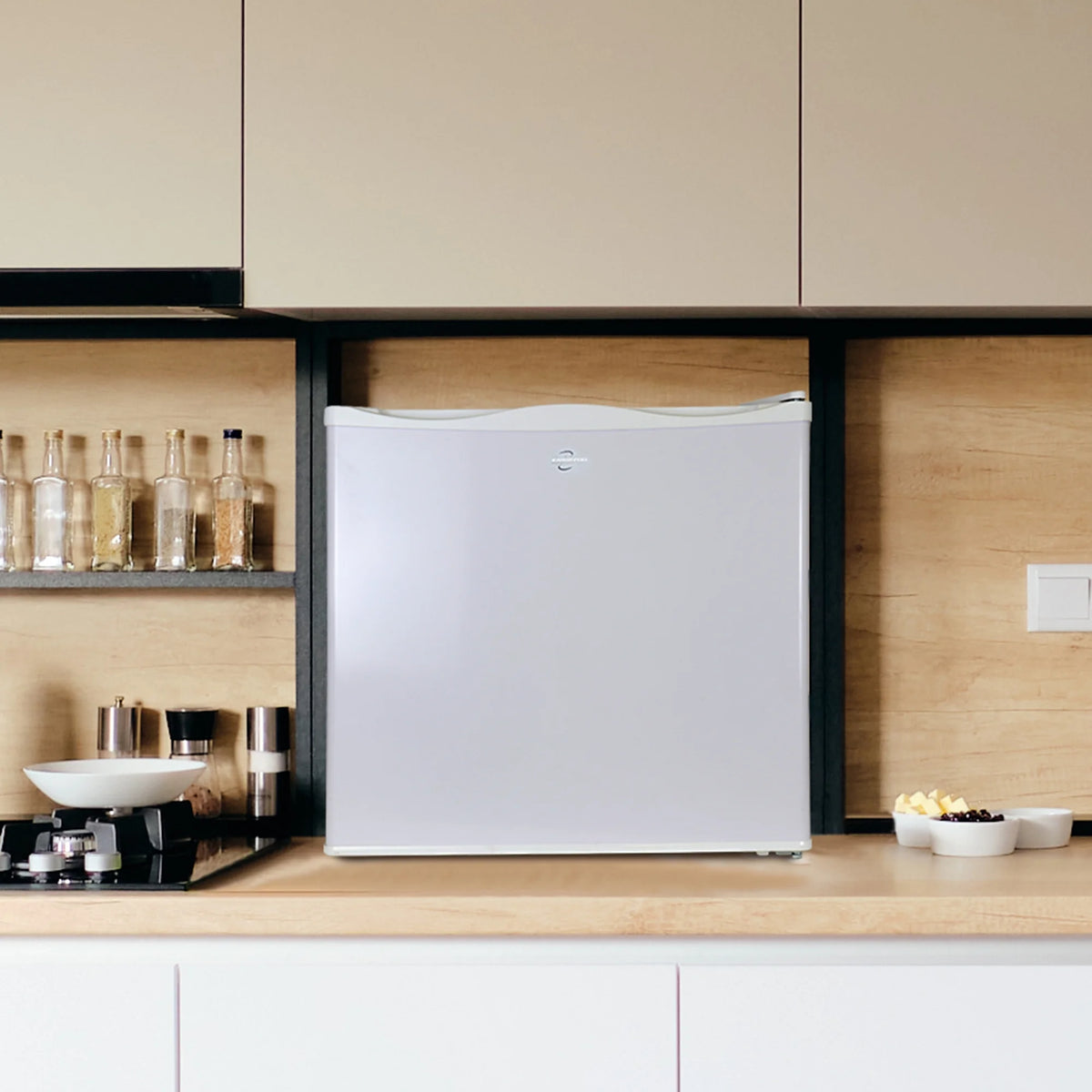 White 1.2 cu ft Upright Freezer C588